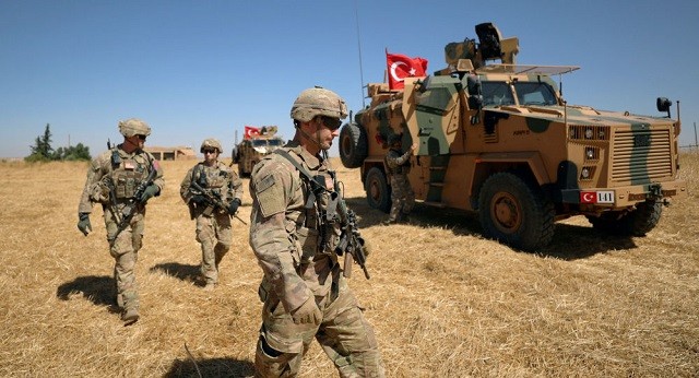 Binh sĩ Mỹ trong một cuộc tuần tra chung với Thổ Nhĩ Kỳ tại Syria.