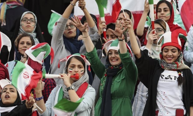 Lần đầu tiên sau 4 thập kỷ, phụ nữ Iran được xem bóng đá trên sân.