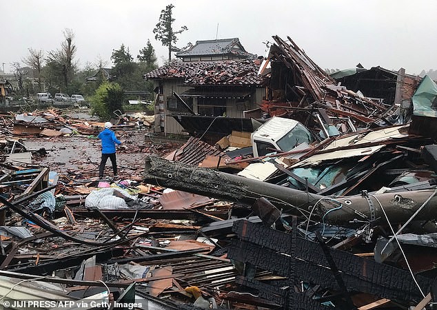 Đống đổ nát ở Ichihara, Chiba khi bão Hagibis đổ bộ Nhật Bản.