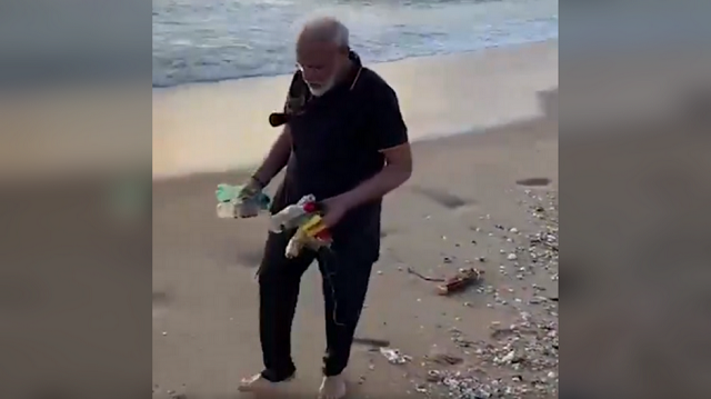 Thủ tướng Ấn Độ nhặt rác trên bãi biển.