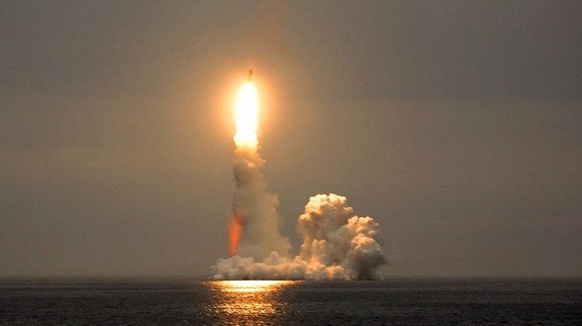 Một tên lửa đạn đạo "Bulava" được phóng từ tàu ngầm.