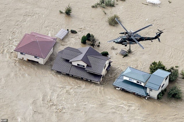 Trực thăng tới cứu người tại những ngôi nhà bị ngập nước sau siêu bão Hagibis.