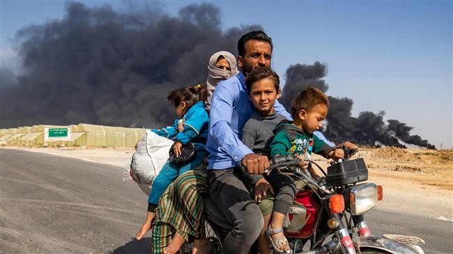 Người dân chạy trốn trước cuộc tấn công của Thổ Nhĩ Kỳ vào bắc Syria.
