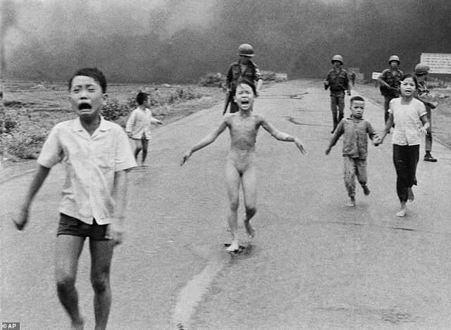 Bức ảnh "Em bé Napalm" của nhiếp ảnh gia Nick Út chụp năm 1972 thể hiện khoảnh khắc cô bé Phan Thị Kim Phúc, 9 tuổi, sợ hãi chạy trốn một cuộc tấn công bằng bom napalm của quân đội Mỹ trong chiến tranh Việt Nam.
