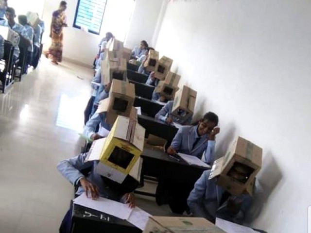 SV một trường ĐH ở Ấn Độ đội hộp carton để chống gian lận thi cử.