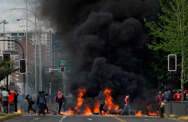 Người biểu tình đốt phá ở Chile.