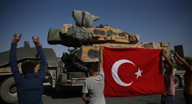 Thổ Nhĩ Kỳ chuyển khí tài tới khu vực biên giới với Syria.