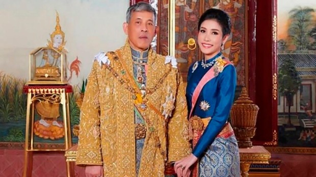 Quốc vương Thái Lan Maha Vajirusongkorn và Hoàng quý phi Sineenat Wongvajirapakdi.