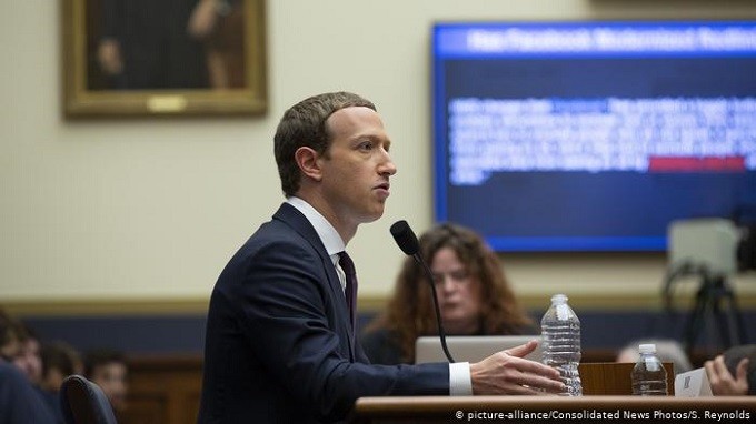 Ông chủ Facebook Mark Zuckerberg điều trần trước Quốc hội.