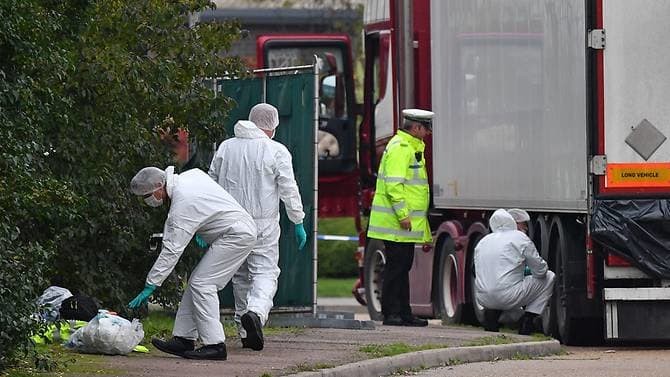 Cảnh sát làm việc tại hiện trường chiếc xe tải chở 39 thi thể ở Anh.