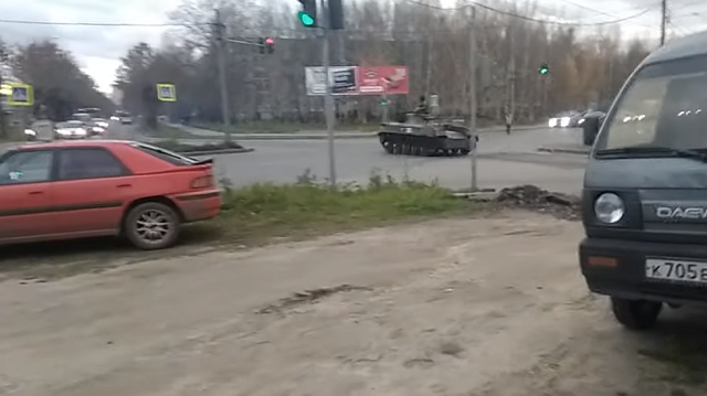 Xe chiến đấu Nga bị hỏng phanh lao đi trên đường phố.