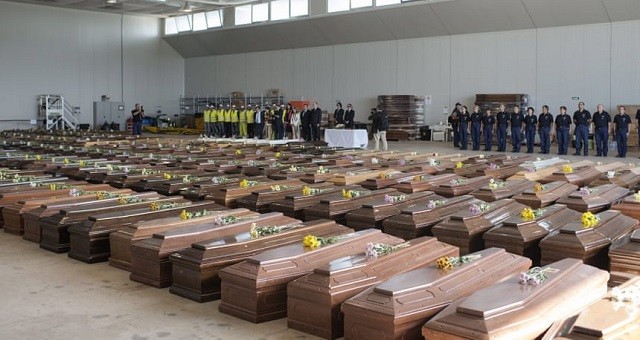 Hàng quan tài lấp đầy một nhà chứa máy bay ở đảo Lampedusa của Italy sau khi một chiếc thuyền di cư bị chìm vào tháng 10/2013