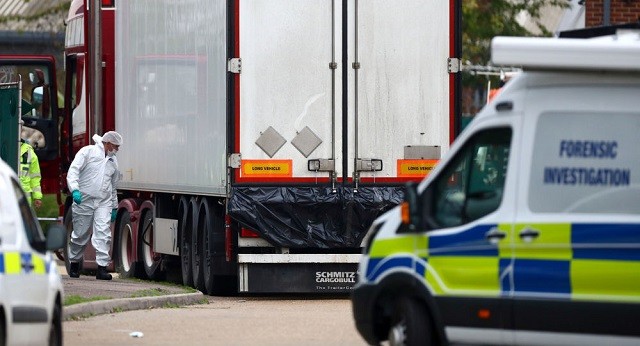 Cảnh sát kiểm tra chiếc xe tải chở 39 thi thể được phát hiện tại Essex, Anh.