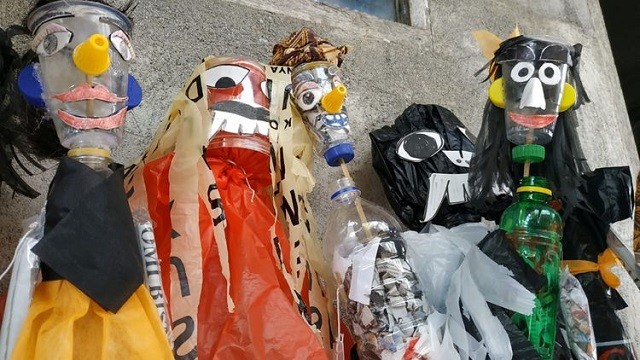 Những con rối được làm từ rác thải nhựa.