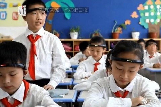 HS sử dụng vòng đeo theo dõi sóng não tại một trường tiểu học ở Junhua, tỉnh Chiết Giang, Trung Quốc.