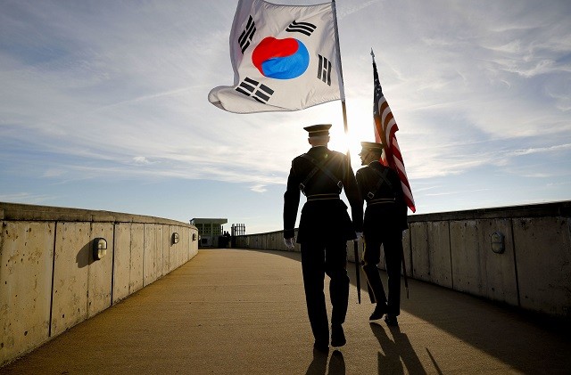 Binh sĩ Mỹ mang cờ Mỹ và Hàn Quốc.