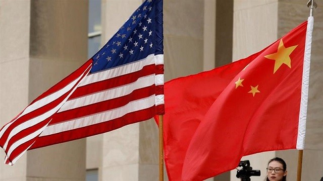 Quốc kỳ Mỹ và Trung Quốc.