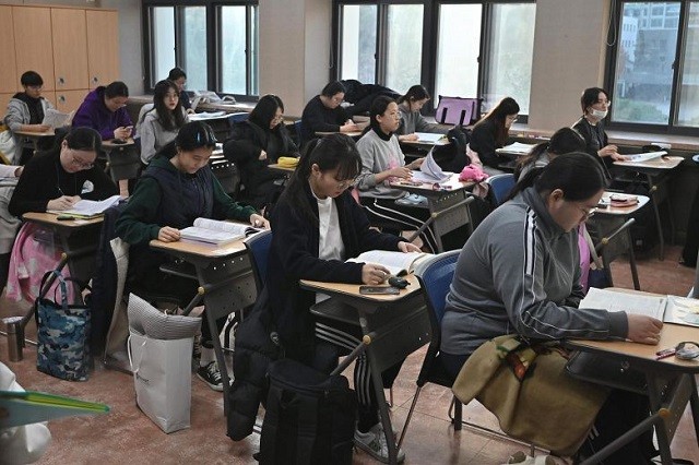 Học sinh chuẩn bị dự kỳ thi tuyển sinh ĐH hàng năm tại một trường trung học ở Seoul hôm nay (14/11) (ảnh: AP)