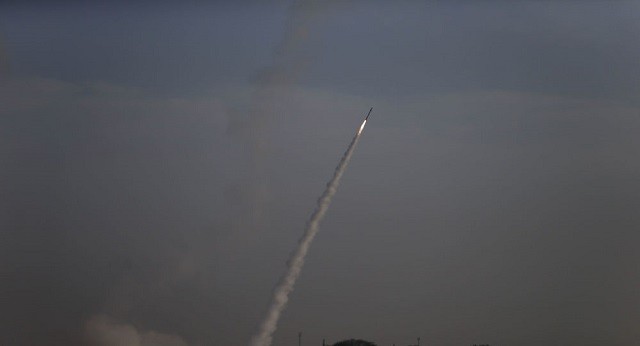 Hệ thống phòng không Vòm sắt của Israel chặn tên lửa bắn từ dải Gaza.