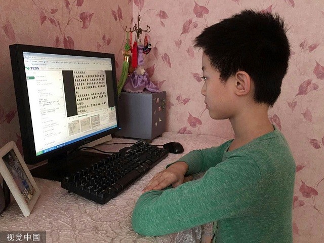 Một HS ở Thiên Tân, Trung Quốc học trực tuyến qua mạng.