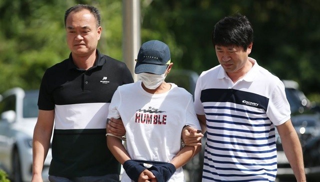 Một người Hàn Quốc đánh vợ bị bắt hồi tháng 7 