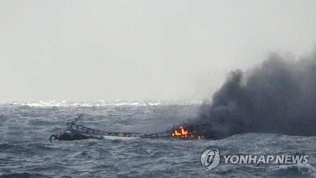 Tàu cá Hàn Quốc cháy trên biển.