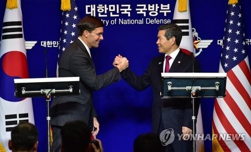 Bộ trưởng Quốc phòng Mỹ Mark Esper và người đồng nhiệm Hàn Quốc Jeong Kyeong-doo (phải).