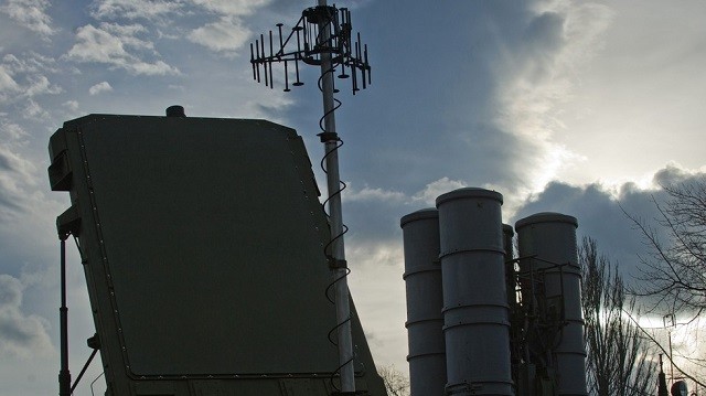 Một trạm radar bên cạnh hệ thống S-400