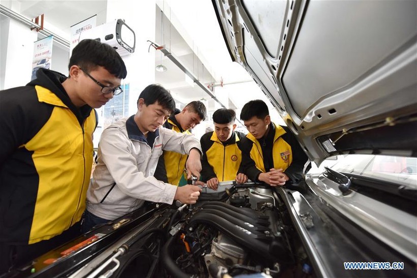 HS học sửa chữa ô tô theo hướng dẫn của GV tại một trung tâm giáo dục nghề nghiệp ở Thạch Gia Trang, tỉnh Hà Bắc của Trung Quốc