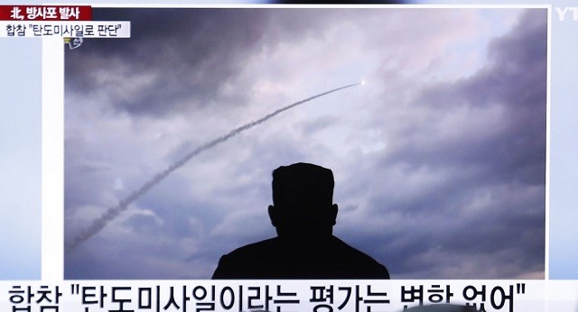 Triều Tiên tuyên bố thử thành công hệ thống bắn liên tiếp của bệ phóng tên lửa đa nòng siêu lớn