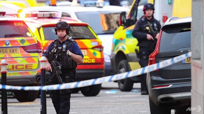 Cảnh sát có mặt tại hiện trường vụ tấn công bằng dao ở Cầu London, Anh.