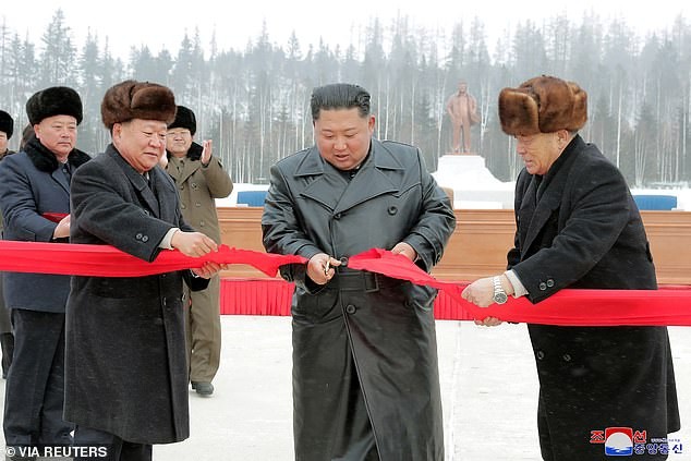 Ông Kim Jong-un cắt băng khai trương thành phố Samjiyon. 