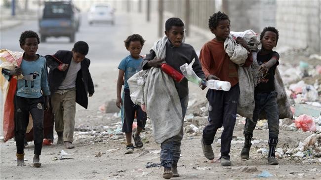 Trẻ em đi nhặt rác ở Yemen
