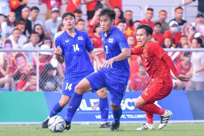 Đội Thái Lan (áo xanh) đã bị loại khỏi SEA Games sau trận đấu với Việt Nam.