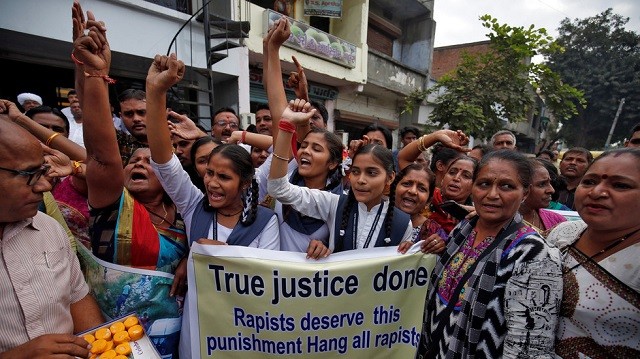 Nhiều cô gái Ấn Độ vui mừng khi 4 kẻ hiếp dâm bị bắn chết.