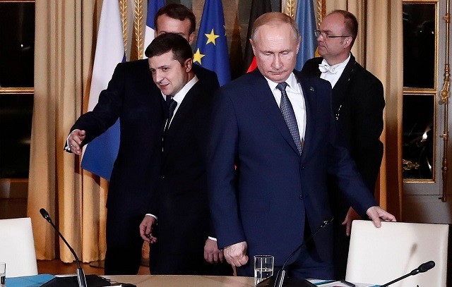 TT Putin (trái phía trước) trong cuộc gặp trực tiếp lần đầu với TT Zelensky (trái)