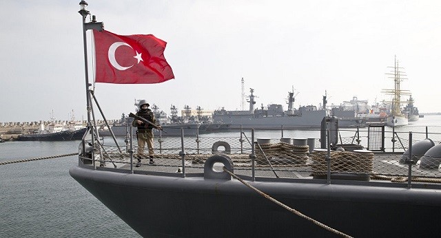 Một binh sĩ Thổ Nhĩ Kỳ đứng trên tàu.