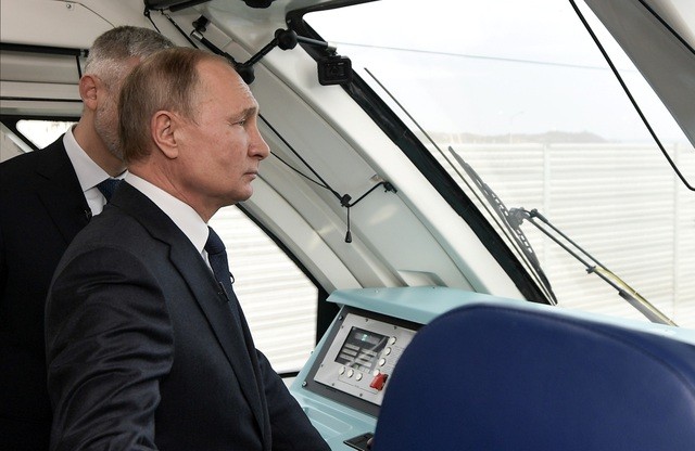 TT Putin dự khai trương tuyến đường sắt nối Nga - Crimea.