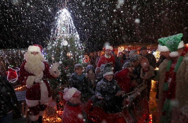 Ông già Noel vui với trẻ em ở Bỉ.