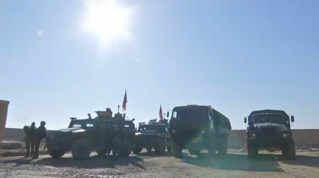 Các phương tiện Nga tiếp quản căn cứ Mỹ bỏ lại ở Syria.