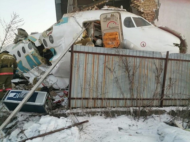 Máy bay lao vào một ngôi nhà sau khi mất độ cao.
