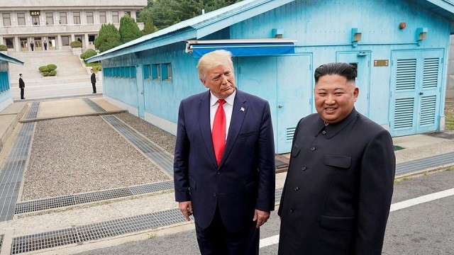 Nhà lãnh đạo Triều Tiên Kim Jong-un và TT Mỹ Donald Trump trong một cuộc gặp tại biên giới Hàn - Triều.