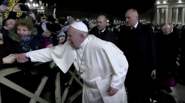 Clip thể hiện thái độ của Giáo hoàng khi bị một phụ nữ kéo tay vào đêm giao thừa