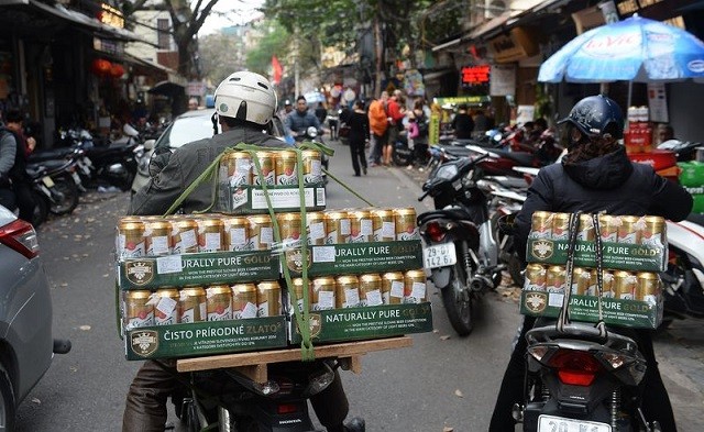 Doanh số bán bia rượu ở Việt Nam sụt giảm 25% sau Nghị định phạt nặng tài xế uống rượu bia