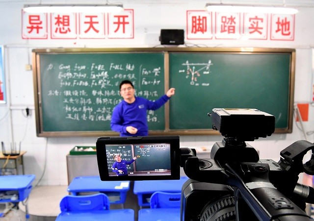 Chùm ảnh: GV Trung Quốc nỗ lực dạy qua internet khi trường học đóng cửa vì đại dịch