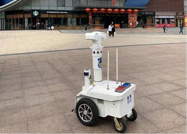 Xuất hiện robot “truy lùng” virus corona trên đường phố