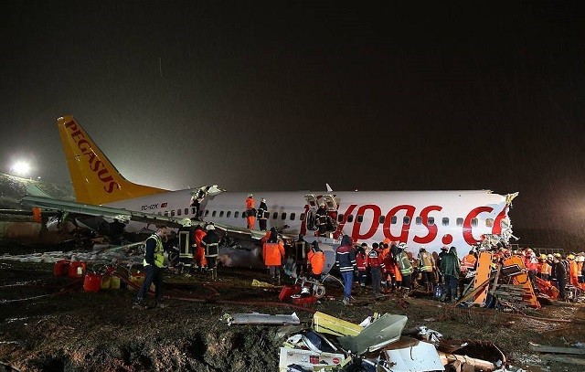 Clip: Máy bay Thổ Nhĩ Kỳ vỡ trên đường băng, 3 người thiệt mạng và 179 người nhập viện