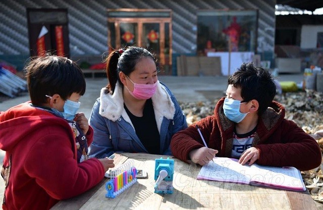 Phụ huynh Trung Quốc trăn trở khi con nghỉ học vì virus corona