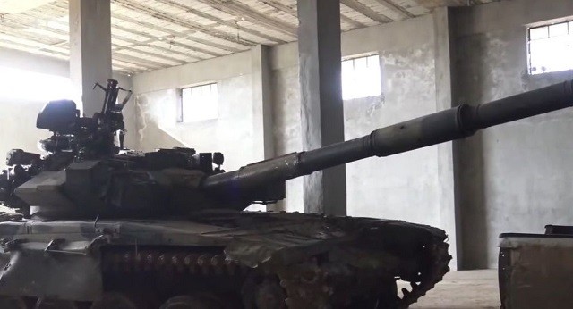 Chiến binh ở Aleppo dùng xe tăng T-90 của quân đội Syria