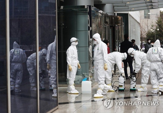 Số ca nhiễm COVID-19 ở Hàn Quốc lên gần 1.000, 10 người tử vong